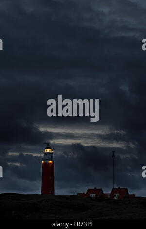 Phare avec la lumière d'Eierland lanterne qui brille sur la nuit sur la mer de Wadden Texel, l'île néerlandaise de l'archipel Frison, Pays-Bas Banque D'Images