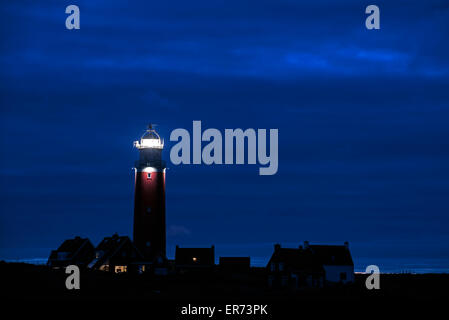 Phare avec la lumière d'Eierland lanterne qui brille sur la nuit sur la mer de Wadden Texel, l'île néerlandaise de l'archipel Frison, Pays-Bas Banque D'Images