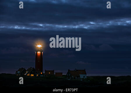 Phare avec la lumière d'Eierland lanterne qui brille sur la nuit sur la mer de Wadden Texel, l'île néerlandaise de l'archipel Frison, Pays-Bas Banque D'Images