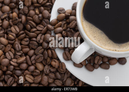 Tasse de café blanc avec café et autour de la tasse de café se trouve Banque D'Images