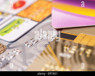 Plusieurs cartes de crédit à l'accent très peu profonds. Banque D'Images
