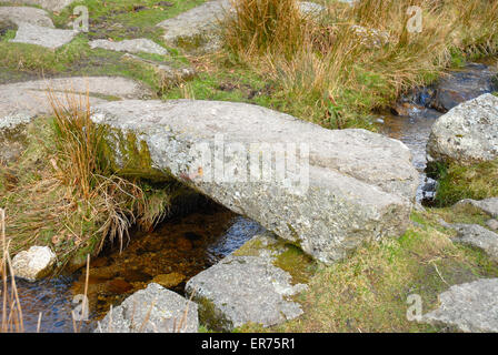 Clapper pont sur Longash Leat, à l'arrière du parking des quatre vents, de l'emplacement de Foggintor ann., Dartmoor National Park, Devon, UK Banque D'Images