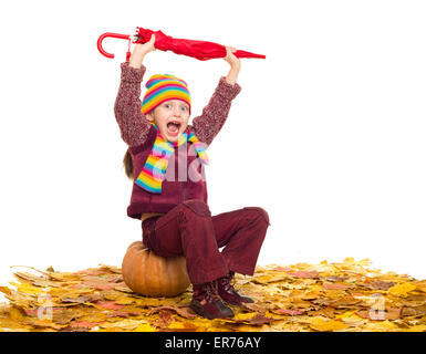 Fille avec parasol sur les feuilles d'automne shoot studio Banque D'Images