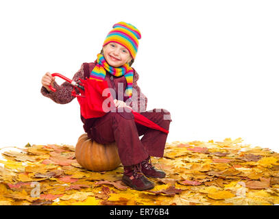 Fille avec parasol sur les feuilles d'automne shoot studio Banque D'Images