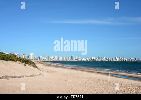 Plage de Punta del Este avec des immeubles à appartements et yacht club en Uruguay, Côte Atlantique Banque D'Images