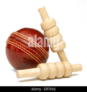 Balle de cricket et passants isolated on white Banque D'Images