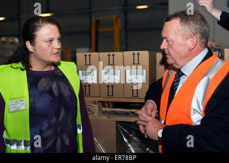 Greve, Danemark, 28 mai 2015 : le chef de l'Opposition, Lars Lokke Rasmussen (R) (Venstre, lire : le Parti libéral) visites de L'Oréal en centre de distribution nordique et parle aux travailleurs étrangers. Ici il a rencontré Mme Joanna Malecka de Pologne. Elle travaille travaille comme conducteur de chariot élévateur dans l'entrepôt Crédit : OJPHOTOS/Alamy Live News Banque D'Images