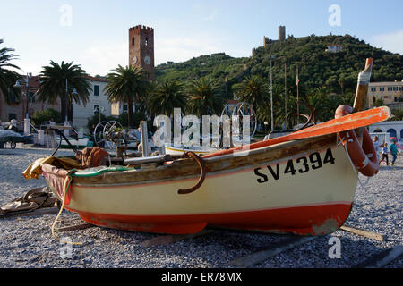 Bateaux de pêche sur la plage à ville médiévale Noli, Riviera di Ponente, Ligurie, Italie Banque D'Images