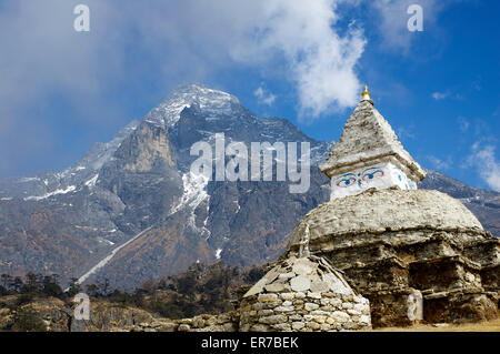 Mont Khumbila, ou Khumbi Yul lha, près du village de Khumjung, Népal, est considéré comme sacré par les Sherpas. Banque D'Images