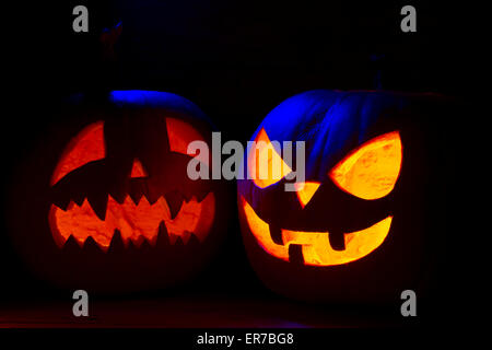 Deux citrouilles d'Halloween sur fond sombre Banque D'Images