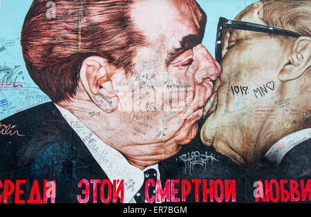 Illustrations sur le mur de Berlin à l'East Side Gallery représentant un baiser entre Leonid Brejnev et Erich Honecker. Banque D'Images