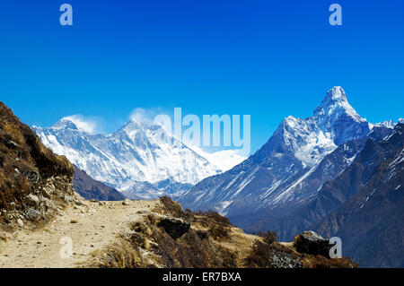 L'Himalaya vu d'un trail au-dessus de Namche Bazar. Banque D'Images