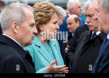 Saint-pétersbourg, Russie. 27 mai, 2015. Dignitaires a marqué le 312e anniversaire de la fondation de la ville de Saint-Pétersbourg avec la pose d'tributs floraux au monument de Pierre le Grand Banque D'Images