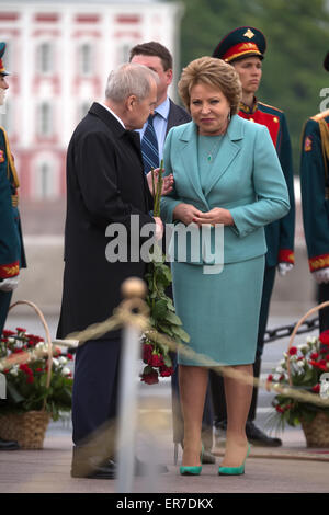 Saint-pétersbourg, Russie. 27 mai, 2015. Dignitaires a marqué le 312e anniversaire de la fondation de la ville de Saint-Pétersbourg avec la pose d'tributs floraux au monument de Pierre le Grand Banque D'Images