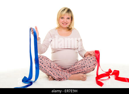 Femme enceinte avec ruban bleu et rouge isolé Banque D'Images