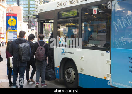 À l'arrêt de bus de Sydney à Broadway, près de la gare centrale, le centre-ville de Sydney, Australie Banque D'Images