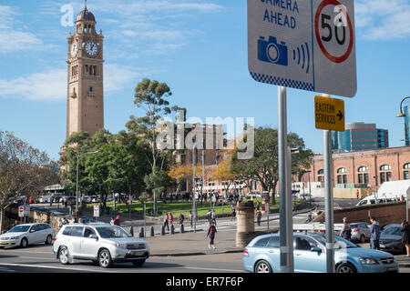 Re dlight speed camera panneau d'avertissement dans lee street près de la gare centrale et sa tour de l'horloge,Sydney, Australie Banque D'Images