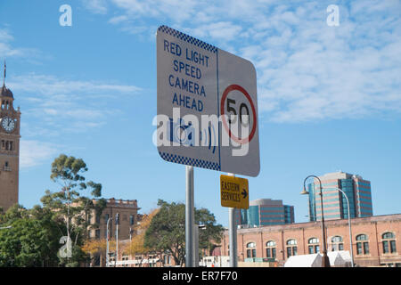 Re dlight speed camera panneau d'avertissement dans lee street près de la gare centrale et sa tour de l'horloge,Sydney, Australie Banque D'Images