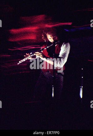 Ian Anderson jouant de la flûte, en concert avec Jethro Tull, 1977. Banque D'Images