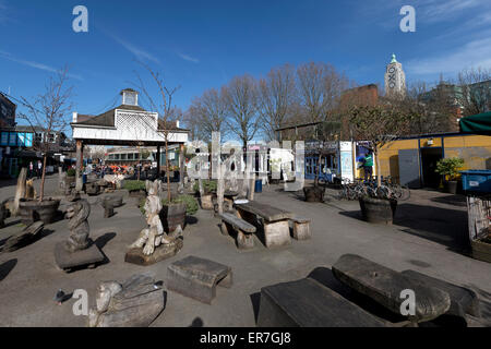 Sculptures en bois par Friedel Buecking à Gabriel's Wharf, Southbank, Londres, Angleterre, Royaume-Uni. Banque D'Images