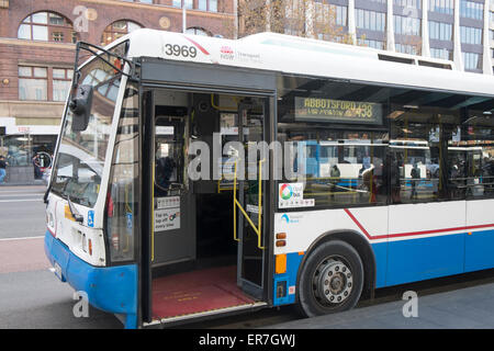 À l'arrêt de bus de Sydney à Broadway, près de la gare centrale, le centre-ville de Sydney, Australie Banque D'Images