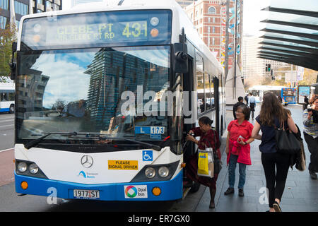 À l'arrêt de bus de Sydney à Broadway, près de la gare centrale, le centre-ville de Sydney, Australie Banque D'Images