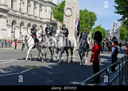 Quatre agents de police à cheval menant le cortège royal pendant l'ouverture du Parlement, Londres, Angleterre. Banque D'Images