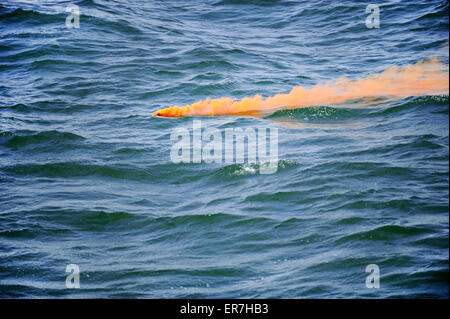 La fumée s'échappe de l'orange d'une torchère tiré pendant une démonstration de perçage sur la mer Banque D'Images