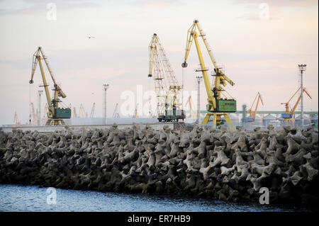Port industriel avec les grues d'expédition au coucher du soleil Banque D'Images
