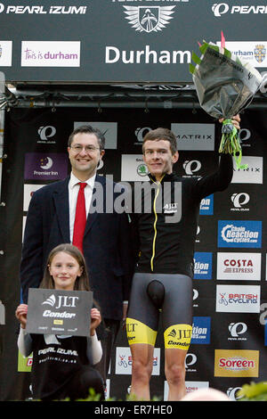 Le Comté de Durham, Durham, Royaume-Uni. 28 mai, 2015. Richard Handley de Condor JLT remporte la course des individus par un glissement de terrain au cours de Pearll Izumi Tour Ronde Série 5 au centre-ville de Durham au cours de Pearl Izumi Tour Ronde Série 5 au centre-ville de Durham Crédit : Dan Cooke/Alamy Live News Banque D'Images