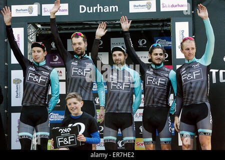 Le Comté de Durham, Durham, Royaume-Uni. 28 mai, 2015. L'un Pro Cycling gagner l'épreuve par équipe à Pearll Izumi Tour Ronde Série 5 au centre-ville de Durham au cours de Pearl Izumi Tour Ronde Série 5 au centre-ville de Durham Crédit : Dan Cooke/Alamy Live News Banque D'Images