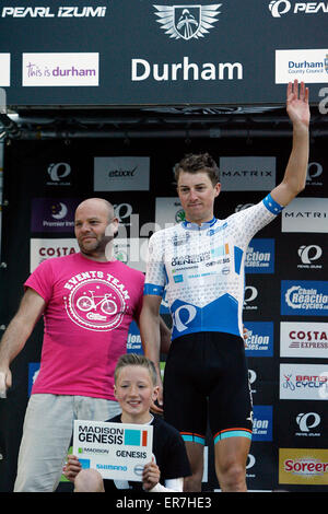 Le Comté de Durham, Durham, Royaume-Uni. 28 mai, 2015. Tom Stewart de Madison Genèse est haut de la réaction en chaîne après classement Cycles Pearll Izumi Tour Ronde Série 5 au centre-ville de Durham au cours de Pearl Izumi Tour Ronde Série 5 au centre-ville de Durham Crédit : Dan Cooke/Alamy Live News Banque D'Images