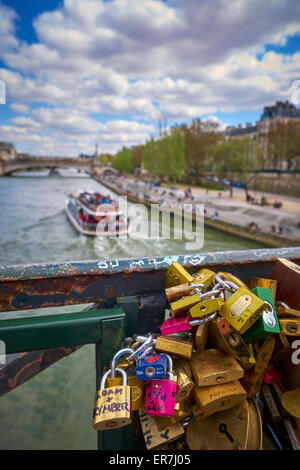 À la recherche de l'amour lock bridge Paris, France, avec river cruiser dans l'arrière-plan Banque D'Images