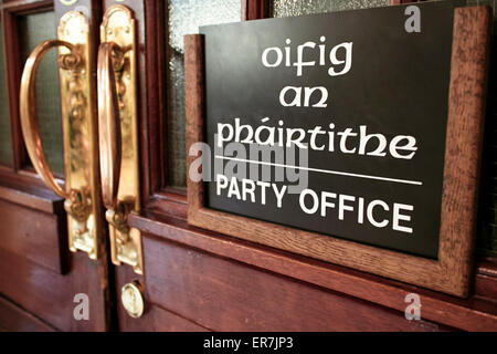 Bilingue anglais et irlandais sur la porte du bureau du parti Sinn Fein en Irlande du Nord Belfast City Hall Banque D'Images