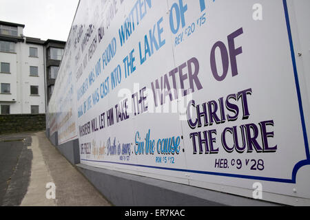 Eglise chrétienne évangélique de slogans sur le mur d'une maison en Irlande du Nord Banque D'Images