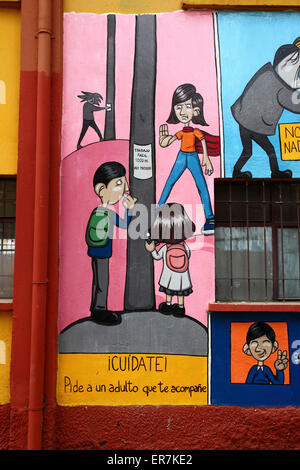 Détail de la fresque murale sur l'école avertissant les enfants des dangers (y compris les fausses offres d'emploi), dans le cadre d'une campagne contre la traite des êtres humains, la Paz, Bolivie Banque D'Images
