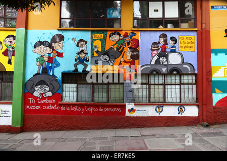 Murale sur une école avertissant les enfants des dangers des étrangers, dans le cadre d'une campagne contre la traite des êtres humains, la Paz, Bolivie Banque D'Images