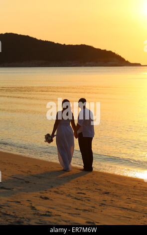 Coucher de soleil magnifique sur la mer à Koh Samui en Thaïlande sur l'arrière-plan de jeunes mariés Banque D'Images