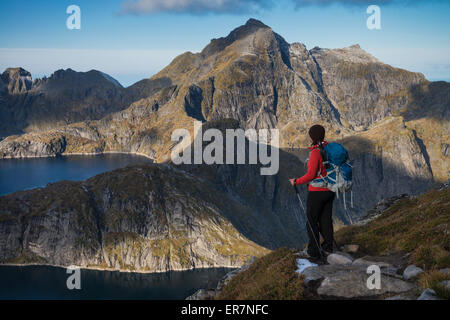 Female hiker prend en vue des montagnes de trail à Munken, Moskenesøy, îles Lofoten, Norvège Banque D'Images