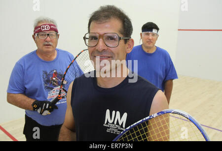 Usa. 28 mai, 2015. SPORTS -- Ronald Maestas et fils Raymond Maestas et Dominic Maestas, de gauche, dans une cour de handball au Nouveau Mexique Direction générale de la Santé et du Mieux-être Midtown le Jeudi, 28 mai 2015. Raymond a récemment remporté trois championnats du monde de Racquetball USA, deux en simple et un en double, avec son père. © Greg Sorber/Albuquerque Journal/ZUMA/Alamy Fil Live News Banque D'Images