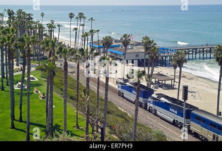 Les passagers d'un train Amtrak offrent une superbe vue sur l'Océan Pacifique ainsi que leur vitesse au-delà de la jetée de San Clemente en Californie, USA Banque D'Images