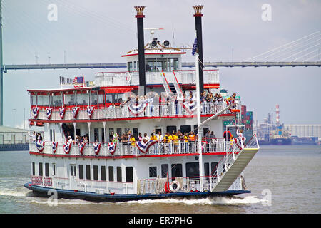 Les élèves obtenir une leçon d'histoire locale à bord d'un bateau de l'ancien temps c'est l'exploration de la rivière Savannah en Géorgie, USA. Banque D'Images