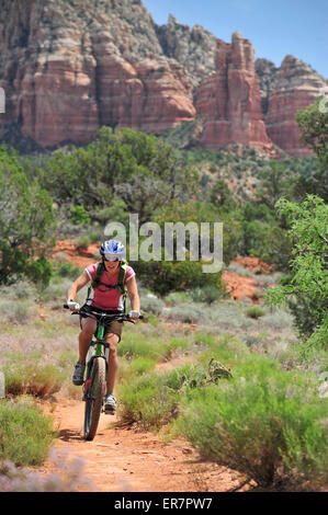 Le sentier de randonnées femme Templeton dans Sedona, Arizona du sud Banque D'Images