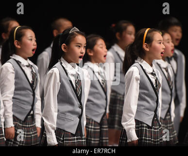 Beijing, Chine. 28 mai, 2015. Effectuer de la jeunesse lors de la 7ème Semaine des arts de la jeunesse au Centre National des Arts de la scène à Beijing, capitale de Chine, le 28 mai 2015. La 7ème Semaine des arts de la jeunesse a ouvert ses portes jeudi. Credit : Luo Xiaoguang/Xinhua/Alamy Live News Banque D'Images