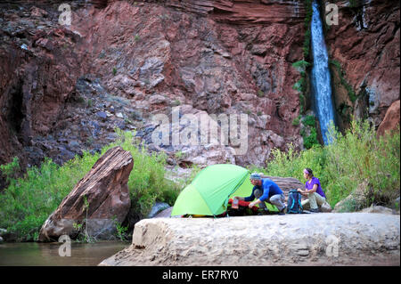 Les randonneurs setup campement sur une plage le long de la rivière Colorado, près de l'plumeting 180 pieds de Deer Creek Falls dans le Grand Canyon en dehors de Fredonia, Arizona Novembre 2011. Banque D'Images