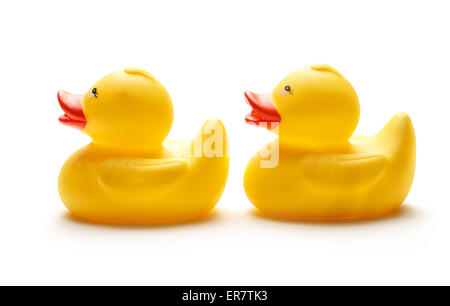 Deux jouets canard jaune sur fond blanc Banque D'Images