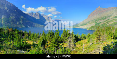 Vue panoramique de Saint Mary Lake dans le parc national des Glaciers en été Banque D'Images