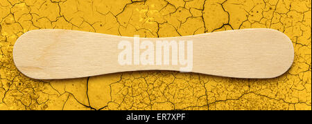 La crème glacée en bois stick sur fond craquelé Banque D'Images