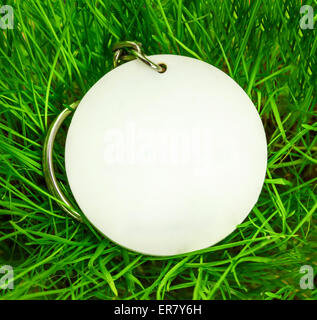 Blank round badge blanc in Green grass Banque D'Images