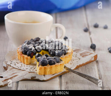 Berry tart et tasse de café sur la table en bois. Banque D'Images